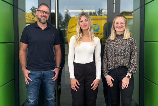Alexander Bade (kaufmännischer Leiter), Dalya Toumpa (neue Auszubildende), Magdalena Hesmer (Ausbildungsbeauftragte)